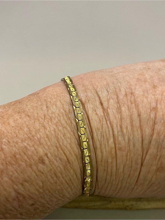 Jewelry - Gold Tone Flat Serpentine Chain Bracelet Textured Herringbone 7.5" Lobster Clasp